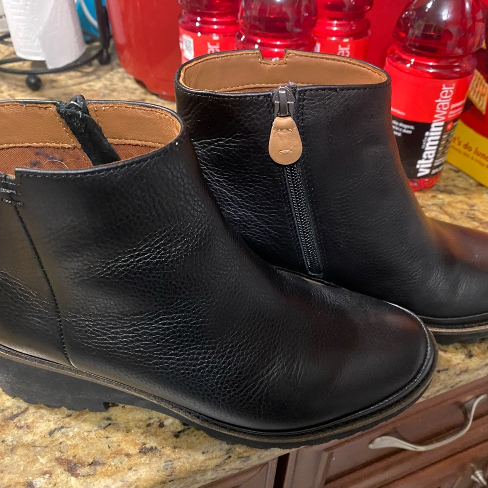 Kenneth Cole Black Leather Ankle Booties